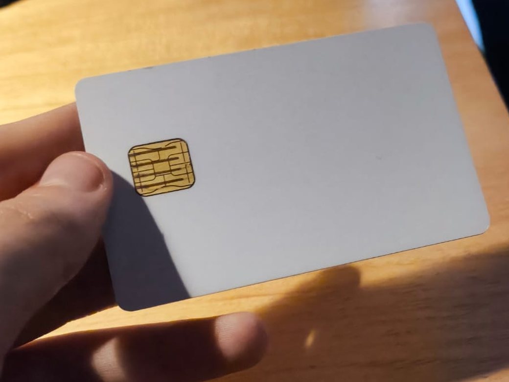 The TapCards card in a hand: a white smart card with a gold chip